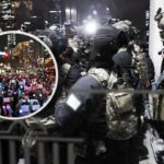 W Seulu znowu robi się tłoczno, tak jak dokładnie rok temu, kiedy tysiące ludzi wyszły na ulice z zapalonymi świecami, próbując zrozumieć, jak to możliwe, że w ich kraju – stabilnej, przewidywalnej demokracji – prezydent ogłasza stan wojenny. Dziś już wiemy, że plan był znacznie mroczniejszy. „Usunięcia” niewygodnych polityków, masowe internowania, a nawet rozstrzeliwania – tak wynika z notatek generała Noh Sang-wona, emerytowanego szefa wywiadu, który pomagał pisać scenariusz wydarzeń 3 grudnia 2024 roku.