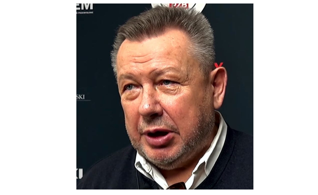 Janusz Pindera, jeden z najbardziej cenionych dziennikarzy w Polsce, zmaga się z konsekwencjami udaru i wylewu krwi do mózgu. 