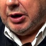 Janusz Pindera, jeden z najbardziej cenionych dziennikarzy w Polsce, zmaga się z konsekwencjami udaru i wylewu krwi do mózgu.