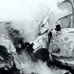 Krzyk, dym i ogień widoczny już z daleka. Mieszkańcy wybiegali z domów, ale nikt nie był w stanie zrobić więcej niż wzywać pomoc. W ciągu kilku minut zwykły manewr wyprzedzania zmienił się w tragedię, która wstrząsnęła całą okolicą.