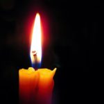 Krótko po zgłoszeniu medycznym służby weszły do jednego z domów w Los Angeles. W środku znaleziono dwie osoby bez oznak życia. Informacja szybko obiegła amerykańskie redakcje i środowisko filmowe. Na tym etapie wiadomo niewiele, a śledczy proszą o czas i powściągliwość.