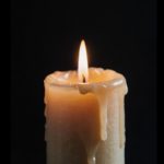 Krótka informacja wystarczyła, by w środowisku radiowym zapadła cisza. Nie żyje Andrzej Paweł Wojciechowski – człowiek, który przez dekady był dla słuchaczy kimś więcej niż tylko głosem z głośnika. Spiker, dziennikarz muzyczny, wydawca. Postać, której wpływ na polskie radio i rodzimą fonografię okazał się znacznie głębszy, niż mogło się wydawać na pierwszy rzut oka.