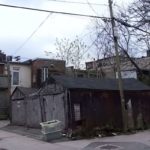 Na początku wyglądało to jak kiepski żart. Julie i Michael z Kanady marzyli o własnym domu, ale zamiast szukać „gotowca” w dobrej lokalizacji, kupili mikroskopijną działkę, na której stał stary, chylący się ku ziemi garaż. Taki, na który większość ludzi nawet by nie spojrzała. Sąsiedzi i znajomi mieli swoje komentarze. Jedni byli złośliwi, inni „życzliwie” doradzali, żeby się wycofać, zanim utopią pieniądze w czymś, co nie ma sensu. Para słyszała, że to zły pomysł, że to nie inwestycja, tylko kłopot. I że na takim skrawku ziemi i tak nic porządnego nie powstanie.