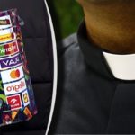 W Chełmie wszystko wyglądało jak co roku. Scena w centrum, ludzie krążący między stoiskami, wolontariusze z serduszkami i puszkami. Dzieci też były na swoim miejscu, jakby ten dzień miał jeden, prosty sens: zbierać, uśmiechać się, pomagać. A potem, w jednej chwili, atmosfera zrobiła się ciężka. I to nie przez pogodę.