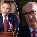 W Pałacu Prezydenckim miało być spokojnie i oficjalnie, a skończyło się politycznym echem, które poszło szeroko. Podczas spotkania Karola Nawrockiego z byłym prezydentem Andrzejem Dudą padły słowa o mandacie społecznym, legitymacji władzy i kondycji demokracji. Nazwisko nie padło, ale kontekst sprawił, że dla wielu obserwatorów stało się jasne, o kogo chodzi.