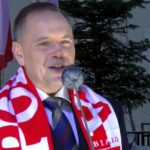 Częstochowa w sobotę znów wyglądała jak miejsce, w którym sportowe barwy schodzą na drugi plan, a górę biorą wspólne emocje. Na Jasnej Górze odbyła się kolejna edycja ogólnopolskiej pielgrzymki kibiców. Tym razem wydarzenie zyskało dodatkowy ciężar, bo wśród uczestników pojawił się prezydent Karol Nawrocki - i nie był to tylko kurtuazyjny „przyjazd na chwilę”.