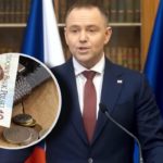 To jedna z tych decyzji, które błyskawicznie wywołują nerwowe pytania przy biurowych ekspresach do kawy i w firmowych czatach. Prezydent Karol Nawrocki podpisał pakiet czterech ustaw, ale największe emocje budzi ta dotycząca zwolnień lekarskich. Powód jest prosty: ZUS ma zyskać prawo, by podczas kontroli L4 żądać dokumentacji medycznej związanej ze zwolnieniem. Co dokładnie podpisał prezydent Karol Nawrocki W środę, 7 stycznia 2026 roku, prezydent podpisał cztery ustawy przyjęte wcześniej przez parlament. Wśród nich znalazła się nowelizacja ustawy o systemie ubezpieczeń społecznych oraz niektórych innych ustaw. To właśnie ona uruchomiła dyskusję o granicach kontroli i prywatności. Nowe przepisy mają wejść w życie po 3 miesiącach od ogłoszenia. To oznacza, że zmiana nie jest abstrakcją „kiedyś tam” - w praktyce firmy i pracownicy będą musieli szybko oswoić nowe zasady. ZUS dostanie nowe narzędzia do kontroli L4 i to nie są kosmetyczne zmiany Dotąd kontrola zwolnień kojarzyła się głównie z pytaniem: czy osoba na L4 faktycznie nie pracuje i czy nie wykorzystuje zwolnienia jak dodatkowego urlopu. Teraz katalog możliwości ZUS ma się rozszerzyć. Najbardziej kontrowersyjny punkt: ZUS będzie mógł zażądać od lekarza, który wystawił zwolnienie, udostępnienia dokumentacji medycznej ubezpieczonego (lub chorego członka rodziny, jeśli zwolnienie dotyczy opieki). Chodzi o dokumenty, które mają potwierdzać zasadność konkretnego L4. W teorii ma to działać „w niezbędnym zakresie”, ale właśnie to sformułowanie rozpala emocje. Bo od razu pojawiają się pytania: kto konkretnie będzie to oglądał, jak szeroko, jak długo i jak to zostanie zabezpieczone. Tajemnica lekarska i prywatność pacjentów. Gdzie jest granica W tej sprawie ścierają się dwie opowieści, obie mocne. Z jednej strony jest argument o nadużyciach i „uszczelnianiu systemu”. Zwolnienia lekarskie to realne pieniądze, realne koszty i realny problem tam, gdzie L4 bywa traktowane jak wygodny skrót. Z drugiej strony jest zwykłe ludzkie poczucie, że zdrowie to sprawa intymna. Nawet jeśli dokumentacja ma dotyczyć tylko konkretnego zwolnienia, sama świadomość, że urzędnik może zaglądać w medyczne papiery, dla wielu brzmi jak przekroczenie granicy, którą dotąd wyznaczała tajemnica lekarska. Eksperci mówią o „rewolucji” w kontrolach. Co jeszcze zmienia ustawa Nowelizacja nie dotyczy wyłącznie kontroli L4. To szersza reforma, opisywana jako oparta na dwóch filarach: orzecznictwie lekarskim w ZUS oraz zasadach dotyczących zwolnień lekarskich. Wśród zmian wskazywane są m.in. rozwiązania, które mają: usprawnić i ujednolicić wydawanie orzeczeń, skrócić czas oczekiwania na orzeczenia, poprawić warunki pracy i uzupełnić braki kadrowe, dopuścić - w określonych sprawach i pod nadzorem - udział innych zawodów medycznych w systemie orzeczniczym. Dodatkowo doprecyzowane mają być przesłanki utraty prawa do zasiłku chorobowego, a przepisy mają uwzględniać wyjątki dotyczące zwykłych czynności dnia codziennego lub czynności incydentalnych, jeśli wymuszają je istotne okoliczności. To ważne, bo właśnie na takich „szarych strefach” w praktyce wybucha najwięcej sporów. Co to oznacza dla pracowników i firm. Największe pytanie dopiero przed nami Podpis prezydenta kończy etap polityczny, ale zaczyna etap najtrudniejszy: praktykę. Bo diabeł zawsze siedzi w tym, jak nowe prawo będzie stosowane. Jeśli kontrole będą celowane i prowadzone rozsądnie - mogą uderzyć w nadużycia. Jeśli jednak pójdą w stronę masowości i nadmiernej drobiazgowości, temat prywatności i zaufania do systemu wróci jak bumerang. I to nie w teorii, tylko w realnych skargach, odwołaniach i sądowych sporach. Jedno jest pewne: L4 przestaje być obszarem, w którym obowiązują stare przyzwyczajenia. A dyskusja o tym, gdzie kończy się kontrola, a zaczyna inwigilacja, dopiero się rozkręca.