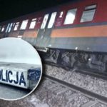 Mróz trzymał tej nocy mocno, a na ważnym szlaku kolejowym pod Krakowem nagle zrobiło się nerwowo. Pasażerowie usłyszeli komunikaty, służby ruszyły w teren, a ruch na linii stanął. W środę nad ranem pojawił się kluczowy komunikat, który zamyka najważniejsze pytanie: co doprowadziło do wykolejenia.