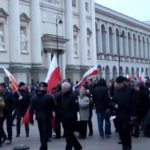 Narastająca frustracja kierowców i mieszkańców Warszawy przestała być tylko internetowym szumem. Polityka transportowa realizowana przez władze miasta - zwężanie ulic, likwidacja miejsc parkingowych i radykalne zmiany organizacji ruchu - wywołała sprzeciw, który coraz częściej przenosi się z mediów społecznościowych na realne ulice stolicy. Coraz więcej warszawiaków mówi wprost: tak dalej być nie może.