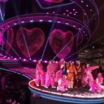 Krótka chwila wystarczyła, żeby w sieci zrobiło się głośno. W sylwestrową noc część widzów przełączała kanały między koncertami i nagle zobaczyła coś, co wyglądało jak telewizyjny żart. Ten sam utwór, praktycznie w tym samym czasie, a na scenie… dwa zespoły o niemal identycznych nazwach.