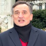 Jeszcze niedawno były to tylko medialne doniesienia. Teraz Zbigniew Ziobro powiedział to wprost na antenie RMF24: przebywa w Budapeszcie i - jak twierdzi - korzysta z azylu politycznego przyznanego przez rząd Viktora Orbána. W rozmowie przekonywał, że wyjazd był koniecznością, bo w Polsce grozi mu - jego zdaniem - bezprawne działanie organów ścigania.