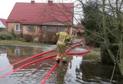Żywioł ponownie zaatakował ze dwojoną siłą. Woda wdziera się do domów. Jest źle, sytuacja się pogarsza
