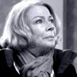 To był dzień pełen ciszy, wspomnień i niedowierzania. 12 lutego 2026 roku Polska pożegnała jedną z najbardziej wyrazistych osobowości swojej sceny – Bożena Dykiel. Aktorka miała 77 lat. Informacja o jej śmierci obiegła media błyskawicznie. Wzruszenie było powszechne. Jednak dopiero podczas uroczystości pogrzebowych padły słowa, które wielu uczestników zapamięta na długo. Śmierć Bożeny Dykiel poruszyła środowisko artystyczne Wieść o odejściu artystki wywołała falę wspomnień. W mediach społecznościowych pojawiały się cytaty z jej ról, fotografie sprzed lat, osobiste historie współpracowników. Dykiel przez dekady budowała swoją pozycję jako aktorka wszechstronna – od teatru, przez kino, po telewizję. Jej charakterystyczny głos, temperament i bezkompromisowość sprawiały, że każda rola była wyrazista. Dla wielu widzów była częścią codzienności. Dla środowiska – symbolem profesjonalizmu i odwagi artystycznej. Oficjalne przyczyny śmierci nie zostały szeroko ujawnione w pierwszych komunikatach. Bliscy potwierdzili jedynie informację o jej odejściu. To wystarczyło, by w całym kraju rozpoczęła się publiczna refleksja nad dorobkiem aktorki i końcem pewnej epoki. Pogrzeb Bożeny Dykiel w Warszawie Uroczystości odbyły się 25 lutego 2026 roku w Warszawie. Msza żałobna rozpoczęła się w południe w Kościele Środowisk Twórczych na Placu Teatralnym – miejscu symbolicznym dla świata kultury. Po nabożeństwie kondukt żałobny udał się na Cmentarz Wojskowy na Powązkach. W świątyni zgromadzili się aktorzy, reżyserzy, przedstawiciele instytucji kultury, przyjaciele oraz rodzina. Atmosfera była podniosła, ale pozbawiona przesadnej ceremonii. Rodzina apelowała, by zamiast kwiatów wspierać Towarzystwo Opieki nad Ociemniałymi w Laskach – gest ten nadał pożegnaniu dodatkowy, społeczny wymiar. Kazanie łączyło refleksję religijną z opowieścią o charakterze artystki. Podkreślano jej niezależność, autentyczność i odwagę bycia sobą. „Jak piorun z nieba” – ujawnione okoliczności śmierci Podczas ceremonii padły słowa, które na chwilę zatrzymały wszystkich. Do zgromadzonych przemówił wiceminister kultury, prywatnie przyjaciel rodziny. Opisał moment, w którym dowiedział się o śmierci aktorki. Jestem tu w podwójnej roli. Bo jako kolega, dobry znajomy, wielki admirator talentu Bożeny, a także kolega Ryszarda, który do mnie zadzwonił ponad tydzień temu i ten telefon dość późną porą był jak piorun z nieba. Informacja o tym, że Bożena umarła niespełna godzinę wcześniej, była zaiste piorunująca i trudna do uwierzenia. Relacja wskazywała na nagłość zdarzenia. Dla wielu bliskich był to cios, którego się nie spodziewali. W dalszej części wystąpienia odczytano list minister kultury, w którym podkreślono wkład aktorki w polskie dziedzictwo artystyczne. Te słowa nadały pożegnaniu wymiar nie tylko oficjalny, ale przede wszystkim osobisty. Pokazały, że za publiczną postacią stała kobieta, której odejście było dla wielu autentycznym wstrząsem. Ostatnia droga Bożena Dykiel stała się symbolicznym domknięciem pewnego rozdziału w historii polskiego teatru i kina. Jej role pozostaną. A wspomnienia – jak mówili uczestnicy – jeszcze długo będą wracać.