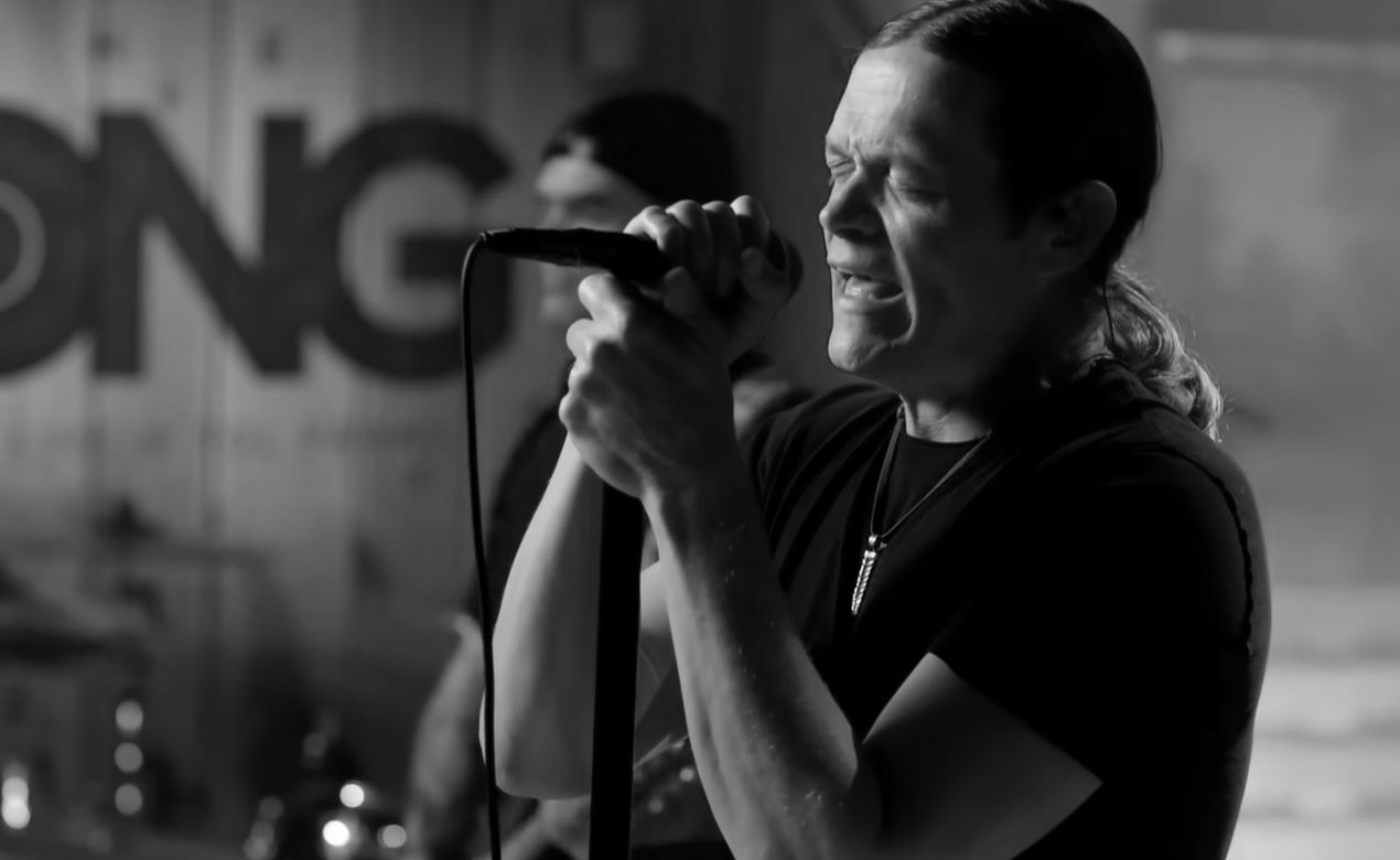 Brad Arnold, lider i współzałożyciel 3 Doors Down, zmarł w sobotę 7 lutego 2026 roku. Miał 47 lat. Jeszcze w maju ubiegłego roku mówił publicznie, że walczy z poważną chorobą.