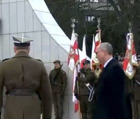 Tłumy ludzi na ulicach Warszawy. Nagle wyszedł Czarzasty i się zaczęło. Nie do wiary jak go „powitali”