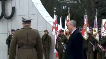 Tłumy ludzi na ulicach Warszawy. Nagle wyszedł Czarzasty i się zaczęło. Nie do wiary jak go „powitali”