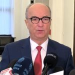 W Sejmie temat wracał jak bumerang: dlaczego marszałek Włodzimierz Czarzasty nie wypełnił ankiety bezpieczeństwa i czy druga osoba w państwie podlega innym zasadom niż reszta polityków. Kancelaria Sejmu postanowiła przeciąć spekulacje i wydała stanowcze oświadczenie, w którym tłumaczy, że cała dyskusja opiera się na błędnym założeniu.