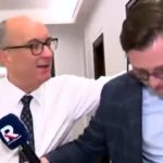 To miało być kolejne krótkie pytanie zadane w biegu, między drzwiami a kolejnym głosowaniem. Zamiast tego powstało nagranie, które w kilka godzin rozlało się po sieci i wywołało ostrą kłótnię o granice w polityce. Jedni mówią o teatrze i prowokacji. Inni o przekroczeniu czegoś, czego nie powinno się przekraczać - nawet w sejmowym chaosie.