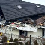 Niedzielny poranek w Brzezinkach w województwie świętokrzyskim zamienił się w dramat. Służby odebrały zgłoszenie o eksplozji w domu jednorodzinnym, w którym przebywała pięcioosobowa rodzina. Siła wybuchu była tak duża, że część budynku momentalnie się zawaliła. Na miejscu wciąż trwają działania i oględziny.