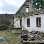 Czasem zwykły remont potrafi zamienić się w podróż w przeszłość. Tak właśnie stało się w Goleniowie, gdzie podczas prac budowlanych w starym domu odnaleziono niezwykły ślad historii. W jednej ze ścian ukryta była butelka, a w niej – list sprzed 73 lat. To, co przeczytała właścicielka domu, głęboko ją poruszyło.