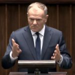 W Sejmie przeszła ustawa wdrażająca unijny program SAFE, czyli mechanizm finansowego wsparcia obronności. Stawka jest ogromna: nisko oprocentowane pożyczki na modernizację armii i zakupy sprzętu. Głosowanie natychmiast zamieniło się w polityczną awanturę, bo PiS i Konfederacja zagłosowały przeciw. Premier Donald Tusk nie zostawił na tym suchej nitki.