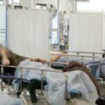 Sezon grypowy w Polsce wyraźnie przyspieszył. W statystykach widać mocny wzrost, a eksperci zwracają uwagę na wariant wirusa grypy typu A(H3N2), określany jako „wariant K”. W praktyce oznacza to jedno: wiele osób może chorować ciężej lub „z zaskoczenia”, nawet jeśli w poprzednich sezonach grypę przechodziło łagodniej.