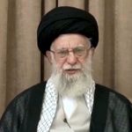 Na pierwszy rzut oka to brzmi jak techniczny komunikat o „środkach ostrożności”. W praktyce chodzi o ruch, który natychmiast podnosi temperaturę na jednym z najważniejszych szlaków morskich świata. Iran częściowo zamyka cieśninę Ormuz, a w tym samym czasie w regionie trwają ćwiczenia z użyciem ostrej amunicji. W tle - kolejna runda rozmów z USA i rosnąca obecność amerykańskich sił na Bliskim Wschodzie.