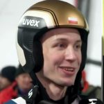 Kiedy wyjeżdżał do Predazzo, mało kto stawiał go w jednym szeregu z największymi nazwiskami polskich skoków. Nie miał nawet olimpijskiego „wejścia” na miękko. A jednak wróci jako zawodnik, o którym mówi się dziś nie tylko przez pryzmat formy, ale i liczb, które robią wrażenie.