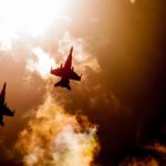 Ruchy amerykańskiej armii z ostatnich dni przykuły uwagę analityków. Według ustaleń opartych o zdjęcia satelitarne i dane lotów Stany Zjednoczone przeniosły już ponad 150 samolotów do baz w Europie i na Bliskim Wschodzie. W tle są nieudane rozmowy z Iranem i pytanie, czy Waszyngton szykuje się do uderzenia.