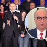 To miało być zwykłe spotkanie z mieszkańcami, rozmowa o projektach ustaw i sprawach społecznych. A jednak w piątek 13 lutego 2026 roku atmosfera w jednej chwili zgęstniała. Karol Nawrocki wszedł w temat, który od tygodni podgrzewa polityczną temperaturę, a reakcja sali była natychmiastowa. Dla jednych - spontaniczna. Dla innych - najmocniejszy obraz tej kampanii emocji.