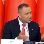 W Pałacu Prezydenckim miało być oficjalnie i rzeczowo - w końcu chodziło o bezpieczeństwo państwa. Ale gdy rozmowa zeszła na marszałka Sejmu i procedury dostępu do informacji niejawnych, napięcie weszło na zupełnie inny poziom. Przez moment to nie mikrofony, tylko emocje grały pierwsze skrzypce.