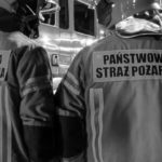 Poranek na ul. Sieradzkiej zaczął się jak kolejne rutynowe zgłoszenie. Niewielkie uszkodzenia auta nie zapowiadały dramatu, który za chwilę dotknie nie tylko rodzinę zmarłego, ale też ludzi w mundurach. W Zduńskiej Woli służby ratunkowe stanęły przed odkryciem, na które nikt nie jest przygotowany.