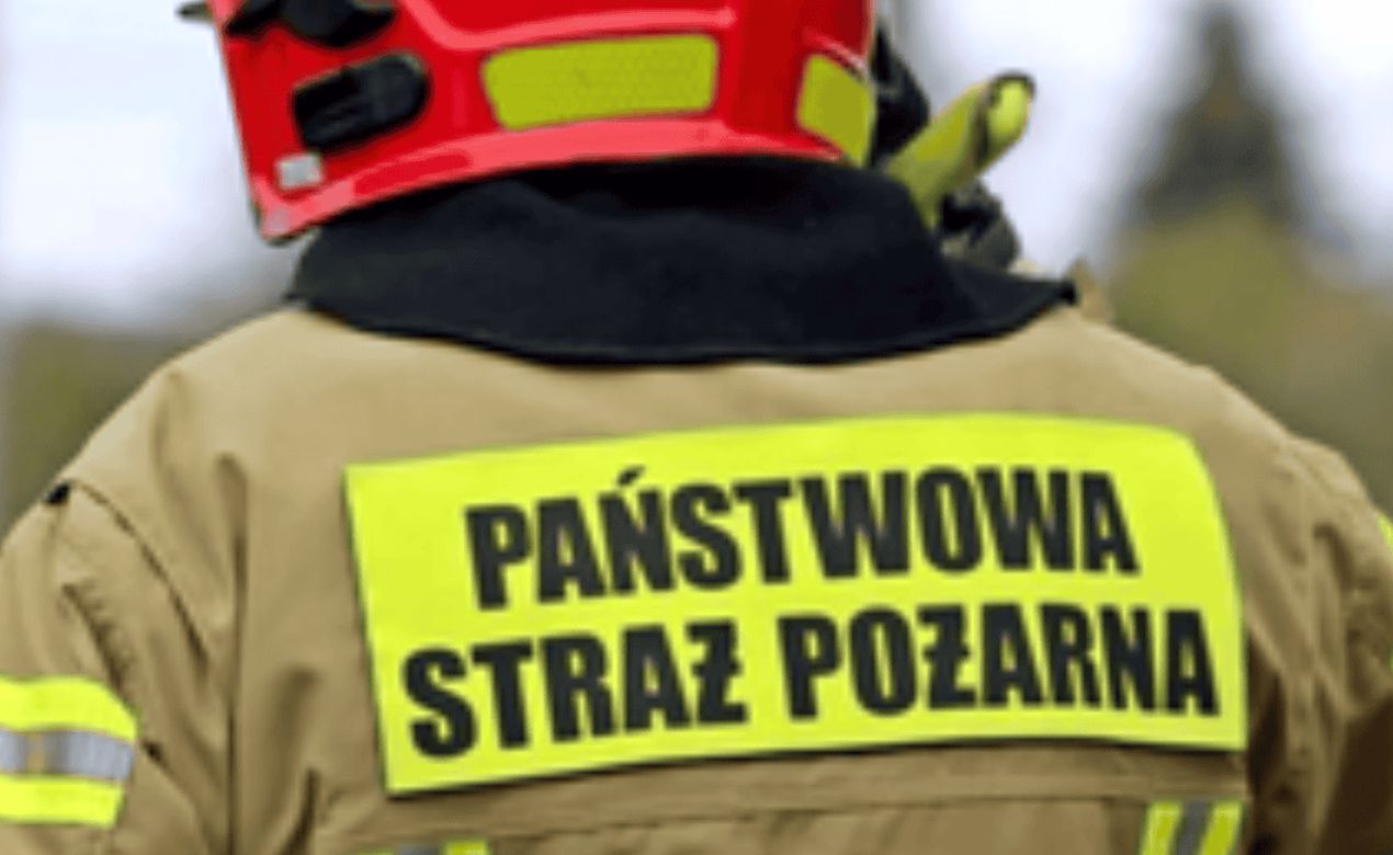 W środę nad ranem mieszkańcy bloku przy ul. Wróblewskiego w Gorzów Wielkopolski zostali postawieni na nogi przez wybuch w piwnicy. Eksplozja doprowadziła do pożaru, a służby zdecydowały o natychmiastowej ewakuacji około 50 osób. Ogień został już opanowany, ale działania na miejscu wciąż trwają.