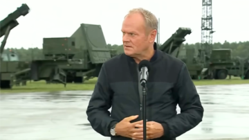 Natychmiast opuszczajcie Iran. Pilny apel Tuska do Polaków