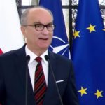 Napięcie na linii Warszawa–Waszyngton wywołało lawinę komentarzy i politycznych spekulacji. Po ostrych wypowiedziach ambasadora USA w Polsce rząd Donalda Tuska zdecydował się na szybki zwrot w stronę wyciszenia konfliktu. W tle są relacje sojusznicze, bezpieczeństwo i obawa przed dyplomatyczną eskalacją, która mogłaby zaszkodzić obu stronom.