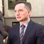 Jeszcze niedawno można było zakładać, że polityk szukający schronienia będzie grał ciszą. Tymczasem wokół Zbigniewa Ziobry jest odwrotnie. Im bliżej 2026 roku, tym więcej ruchów, które wyglądają jak działanie pod presją.