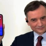 Zbigniew Ziobro, komentując sprawę listu gończego w programie na żywo, wyjął telefon i spróbował dodzwonić się do policji. Wybrał numer podany w liście.