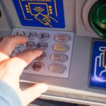 Karty, aplikacje, płatności zbliżeniowe - to tam „cashless” stało się codziennością szybciej niż gdziekolwiek w Europie. Dlatego gdy bank centralny Szwecji zaczął apelować o wypłacanie gotówki i trzymanie jej w domu, wielu Szwedów odebrało to jak zimny prysznic.