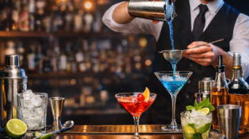 Jak zostać barmanem? Praca za barem, zarobki i możliwości szkoleń barmańskich