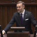 To było jedno z tych głosowań, których wynik formalnie zapada w kilka sekund, ale polityczne skutki zostają na dłużej. Sejm nie odrzucił weta prezydenta Karola Nawrockiego do nowelizacji Kodeksu postępowania karnego. Za ponownym uchwaleniem ustawy zagłosowało 244 posłów, przeciw było 180, a 16 wstrzymało się od głosu. Przy obecności 440 posłów do przełamania weta potrzebne były 264 głosy, więc koalicji zabrakło dokładnie 20.