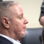 W amerykańskim sądzie zapadła decyzja, która już teraz wywołuje emocje daleko poza Georgią. Nie chodzi o nastoletniego sprawcę, tylko o jego ojca. I o pytanie, gdzie kończy się rodzicielskie „nie wiedziałem”, a zaczyna odpowiedzialność karna.