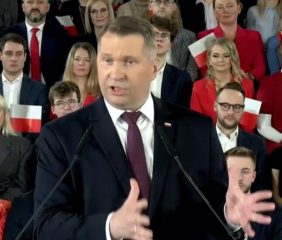 „Pusty łbie!” Czarnek upokorzył Tuska ze sceny. Tak ostro nigdy nie było