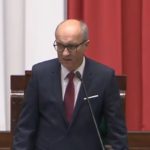 To było jedno z tych posiedzeń, w których polityka wyraźnie wychodzi poza spokojną procedurę. Ostatni dzień 54. posiedzenia Sejmu przyniósł szybkie decyzje w sprawie cen paliw, ostrą debatę wokół weta prezydenta i sceny, które na chwilę całkowicie zmieniły rytm obrad.