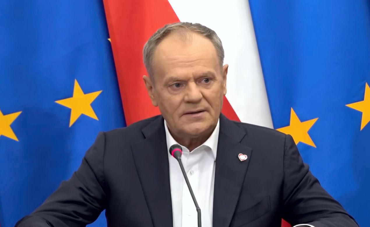 Na zakończenie rozmowy Donald Tusk podkreślił, że Polska musi zwiększać wydatki na obronność, zwłaszcza w obliczu wojny w Ukrainie i napiętej sytuacji międzynarodowej.