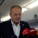 Po powrocie z Brukseli Donald Tusk mówił o tym, co udało się ustalić podczas Rady Europejskiej w sprawie ETS. Premier przekazał, że od wielu dni współpracował z Giorgią Meloni nad linią działań, która miała przekonać najbardziej proklimatyczne państwa i Komisję Europejską do bardziej elastycznego podejścia. Jak zaznaczył, Polska ma znaleźć się w grupie krajów objętych wsparciem.