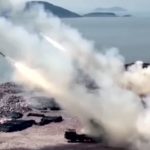 Napięcie wokół Iranu i jego przeciwników politycznych wykracza poza Bliski Wschód. W przestrzeni informacyjnej pojawiły się sygnały, że Teheran rozważa uderzenie w bazę Aszraf-3 w Albanii, gdzie od lat przebywa irańska opozycja skupiona wokół organizacji Ludowa Organizacja Mudżahedinów Iranu (MEK).