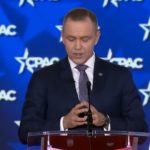 Wizyta Karola Nawrockiego w Stanach Zjednoczonych od początku miała polityczny ciężar, ale dopiero jego wystąpienie na konferencji CPAC sprawiło, że zrobiło się naprawdę głośno. Prezydent pojawił się w Teksasie jako gość jednego z najważniejszych wydarzeń amerykańskiego ruchu konserwatywnego, a jego przemówienie od początku było zbudowane wokół mocnych akcentów - od relacji polsko-amerykańskich, przez zagrożenie ze strony Rosji, po wyraźnie ideowy przekaz o cywilizacji Zachodu.