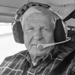 Wieczór na północnych przedmieściach Chicago zamienił się w scenę dramatu, który wstrząsnął zarówno lokalną społecznością, jak i środowiskiem polonijnym. Niewielki samolot runął tuż za rzędem domów szeregowych w Deerfield, zaledwie chwilę przed planowanym lądowaniem. Na pokładzie był tylko pilot. Mężczyzna zginął na miejscu.