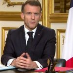 Decyzja zapadła w trybie pilnym i została ogłoszona wprost w odezwie do narodu. Francja wchodzi w tryb podwyższonej gotowości, a sygnał wysłany z Pałacu Elizejskiego jest czytelny: Paryż chce być przygotowany na to, co przyniosą najbliższe dni.