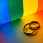 To może być jedna z najważniejszych decyzji sądowych w tej sprawie od lat. Naczelny Sąd Administracyjny zobowiązał urząd stanu cywilnego do wpisania do polskiego rejestru aktu małżeństwa jednopłciowego zawartego za granicą. Sprawa dotyczy dwóch Polaków, którzy legalnie zawarli związek małżeński w 2018 roku w Berlinie.